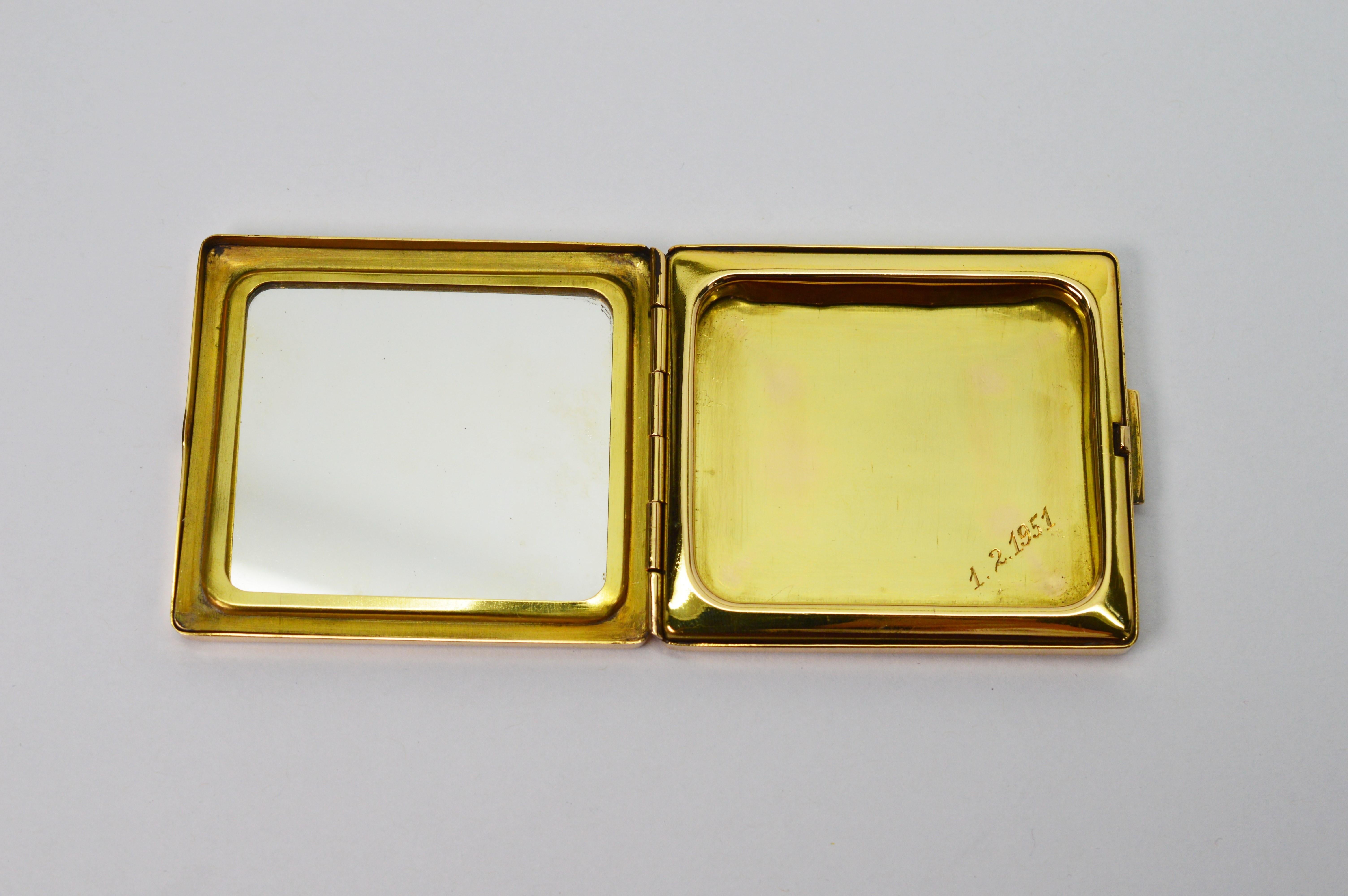 Kompakte, gravierte Gelbgold-Platte mit Spiegel, um 1950 im Zustand „Gut“ im Angebot in Mount Kisco, NY