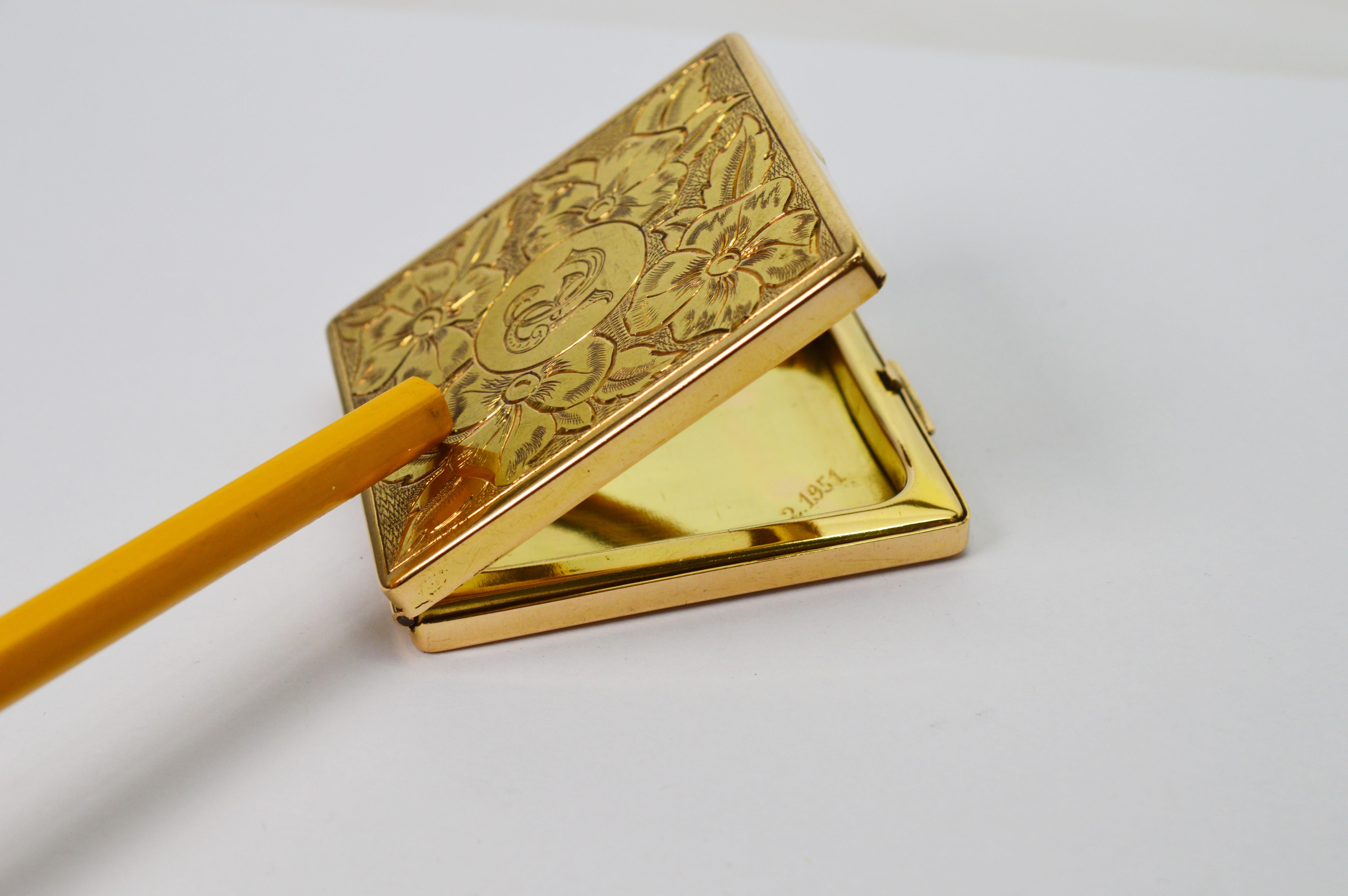 Poudrier gravé en or jaune avec miroir, vers 1950 Pour femmes en vente