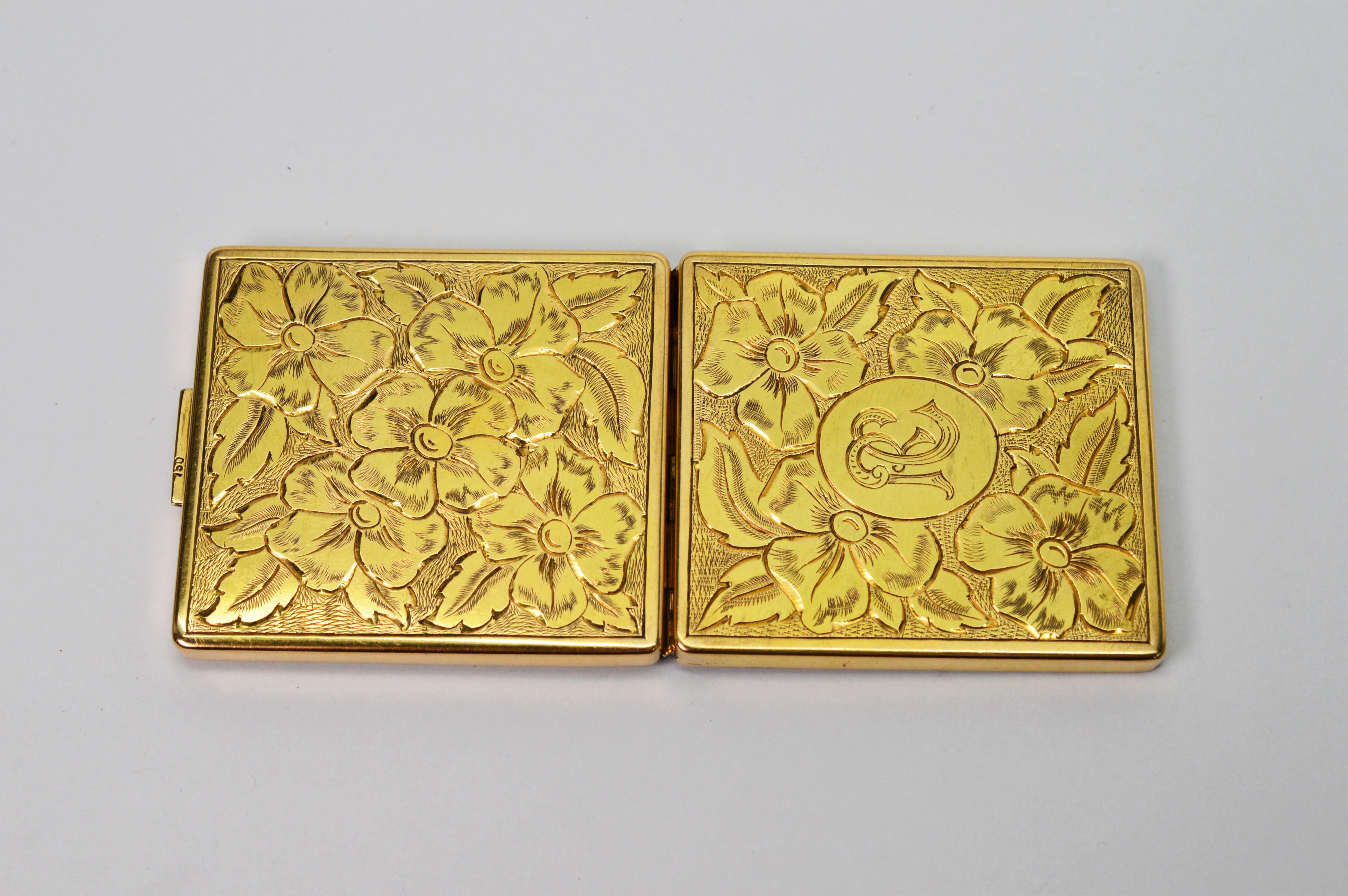Poudrier gravé en or jaune avec miroir, vers 1950 en vente 1