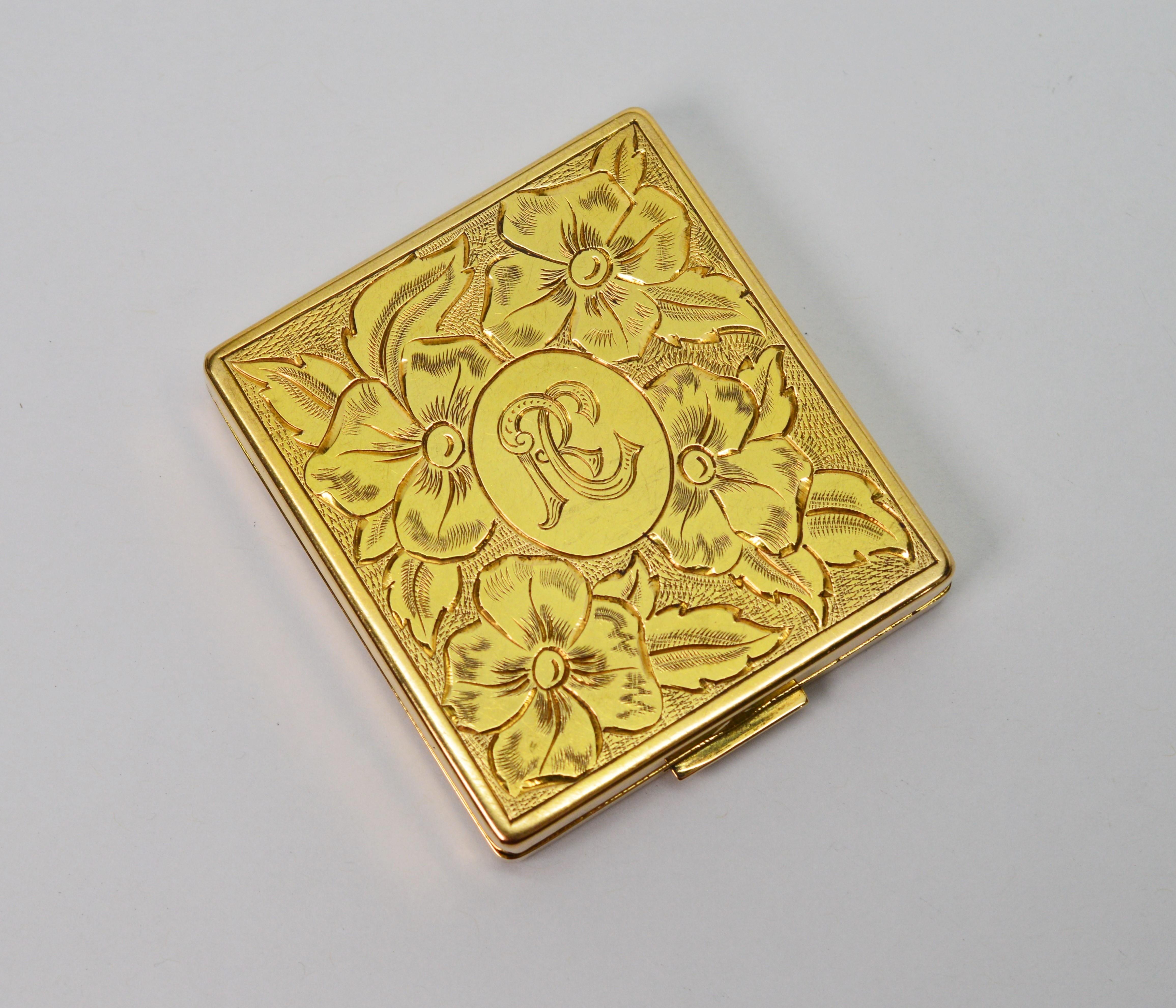 Yellow Gold Engraved Compact with Mirror, circa 1950 For Sale 1