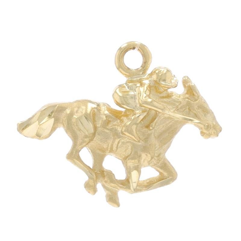 Contenu du métal : Or jaune 14k

Thème : Course hippique, Jockey à cheval
Caractéristiques : Finitions lisses et mates avec détails gravés

Mesures

Hauteur (à partir de l'attache fixe) : 13,5 mm (9/16