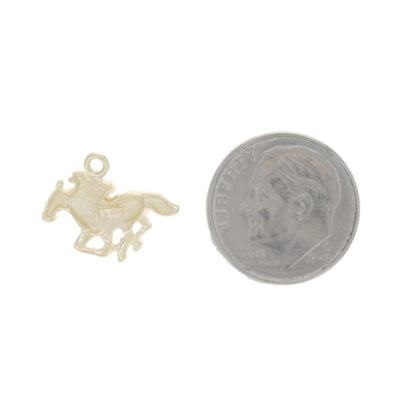 Petit pendentif éqestrian Racing Petite Pendentif jockey Riding Horse Charm en or jaune 14 carats Pour femmes en vente