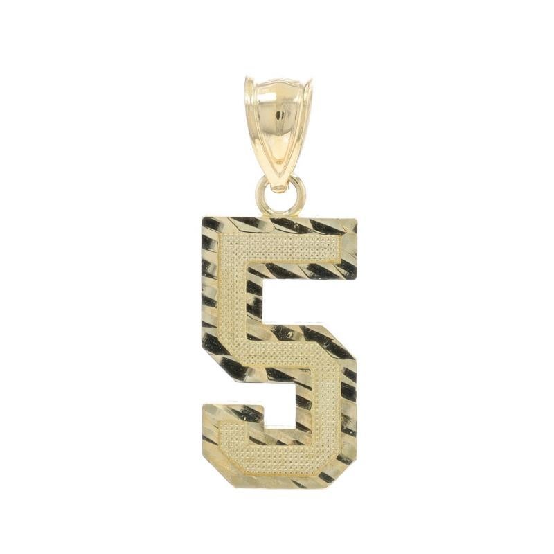 Contenuto del metallo: Oro giallo 10k

Tema: #5, Numero Fortunato Cinque
Caratteristiche: Dettagli incisi e strutturati

Misure

Altezza (dalla cauzione fissa): 15/16