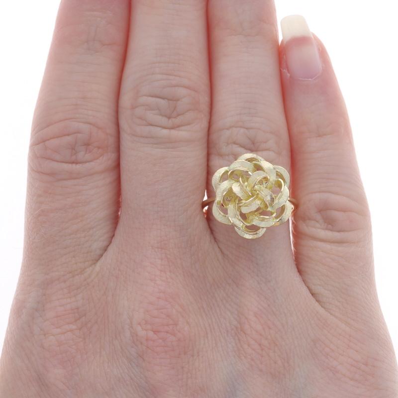 Bague en or jaune avec nœud gravé - 18k Tied Ribbon Excellent état - En vente à Greensboro, NC