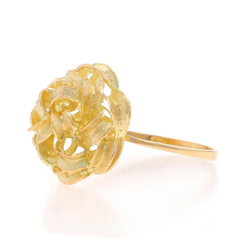 Bague en or jaune avec nœud gravé - 18k Tied Ribbon Pour femmes en vente