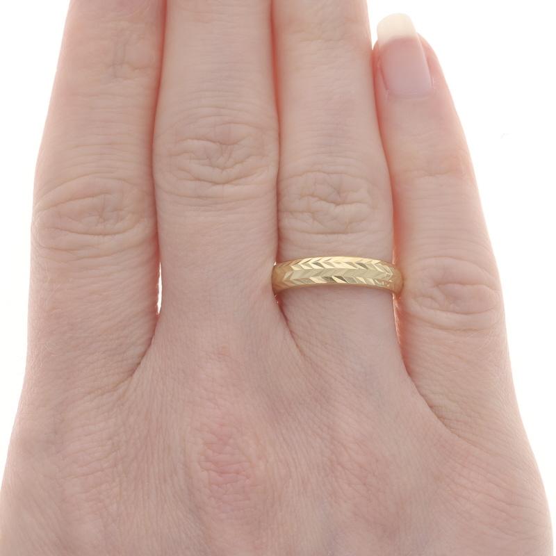 Yellow Gold Etched Chevron Statement Band - 18k Ring Sz 6 In Excellent Condition For Sale In Greensboro, NC