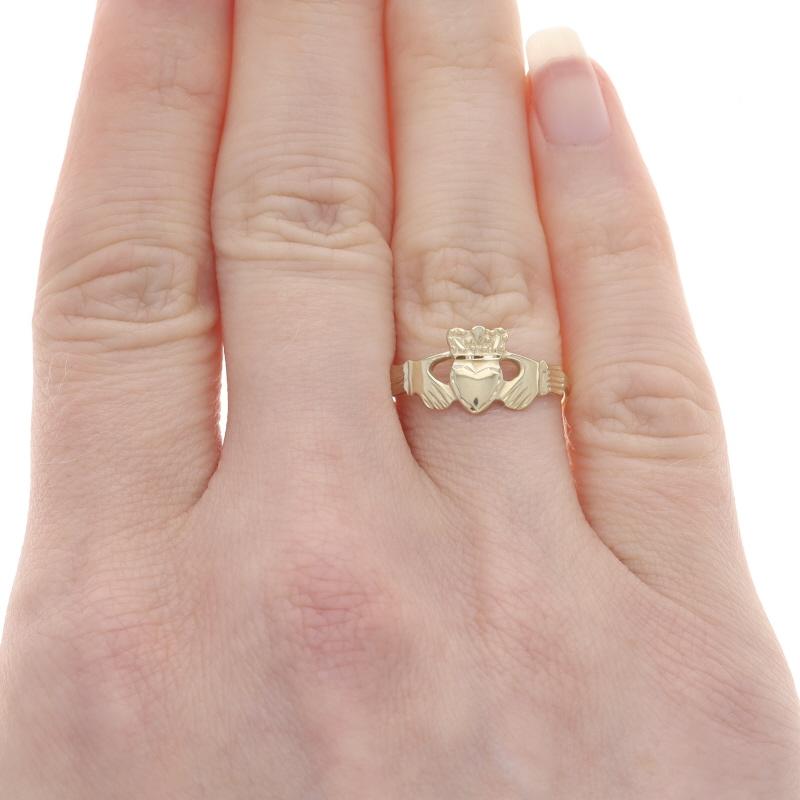 Yellow Gold Etched Claddagh Ring - 14k Friendship Love Marriage In Excellent Condition In Greensboro, NC
