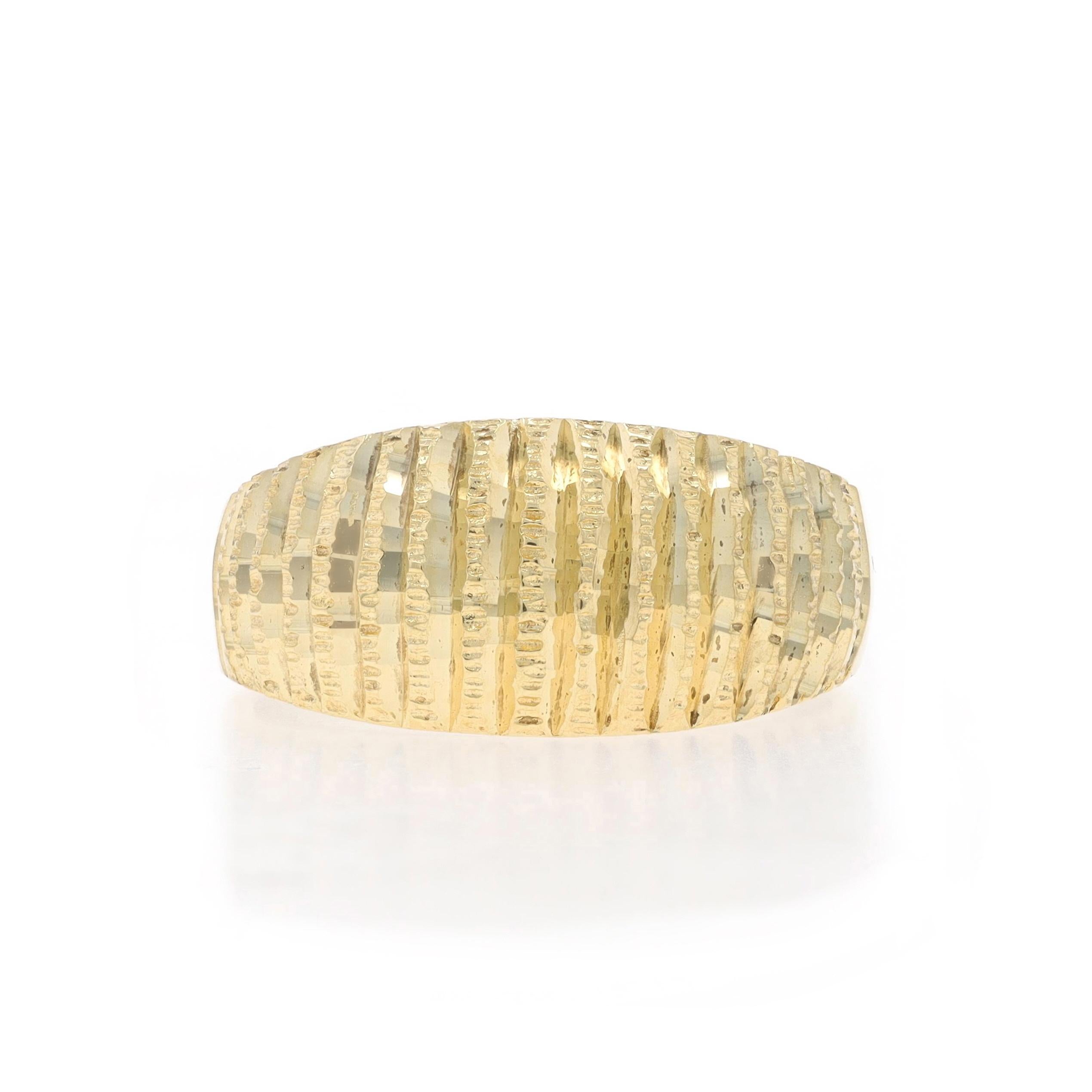 Größe: 7 3/4
Gebühr für Größenanpassung: 2 Größen höher für $35 oder 2 Größen niedriger für $35

Metallgehalt: 14k Gelbgold

Stil: Kuppel Statement Band
Thema: Streifen
Merkmale: Geätzte gerippte Verzierungen

Messungen

Höhe der Fläche (von Norden