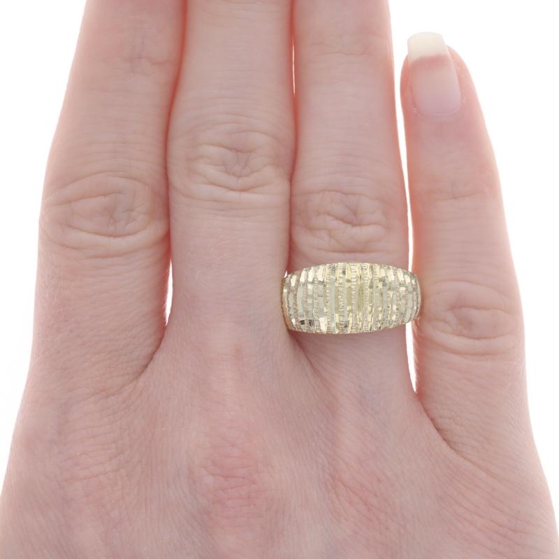 Gelbgold geätzte Dome Aussage Band - 14k gerippte Streifen Ring im Zustand „Hervorragend“ in Greensboro, NC