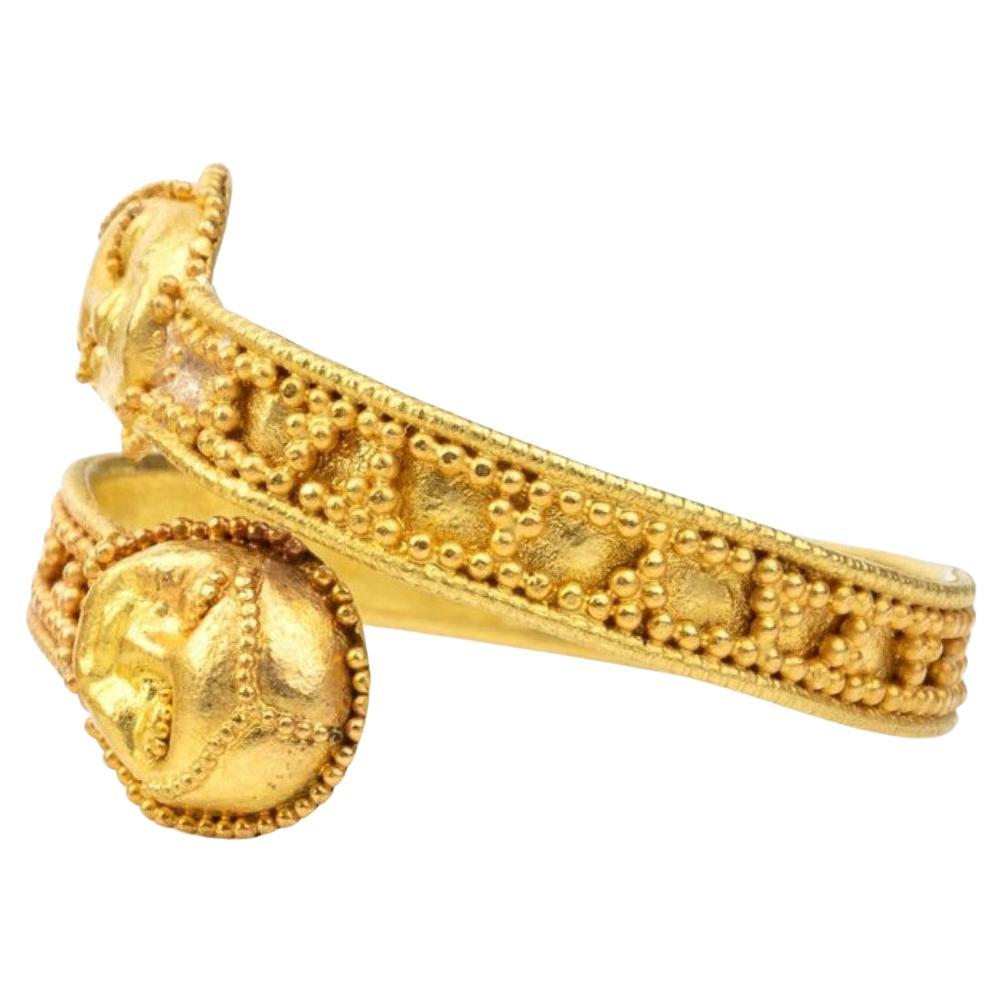 Anello contrario in oro giallo con piccoli volti femminili. Lavorazione a lastre, decorazioni a motivo Corde e tecnica di microgranulazione.
Taglia 9
Peso: 3,5gr.
