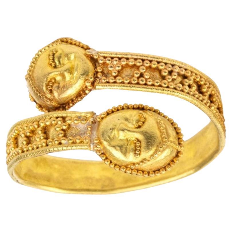 Cabochon Anello Etrusco Revival in oro giallo