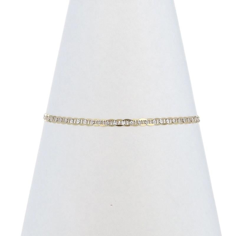 Contenu métallique : Or jaune 10k et or blanc 10k

Style de chaîne : Ancre fantaisie
Style de bracelet : Chaîne
Type de fermeture : Fermoir à griffe de homard
Caractéristiques : Décor gravé

Mesures

Longueur : 8 1/4