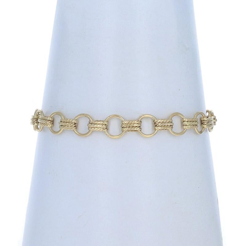 Contenu du métal : Or jaune 18k

Style de chaîne : Maillon fantaisie
Style de bracelet : Chaîne
Type de fermeture : Fermoir à griffe de homard
Caractéristiques : Détail de la corde

Mesures

Longueur : 7 3/4