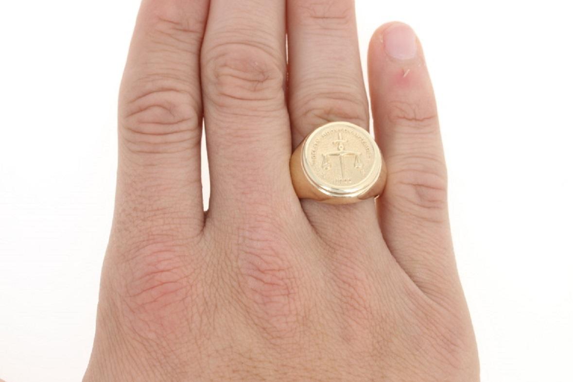 Dieser hübsche Siegelring aus 10 Karat Gelbgold ist eine Anerkennung für 10 Jahre Dienst beim Federal Bureau of Investigation. Die runde Vorderseite des Rings zeigt ein Schwert und eine Waage, eingerahmt vom FBI-Motto 