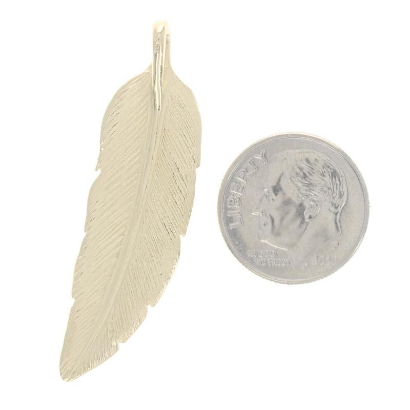 Gelbgold Feder-Anhänger - 14k Nature geätzt Damen im Angebot