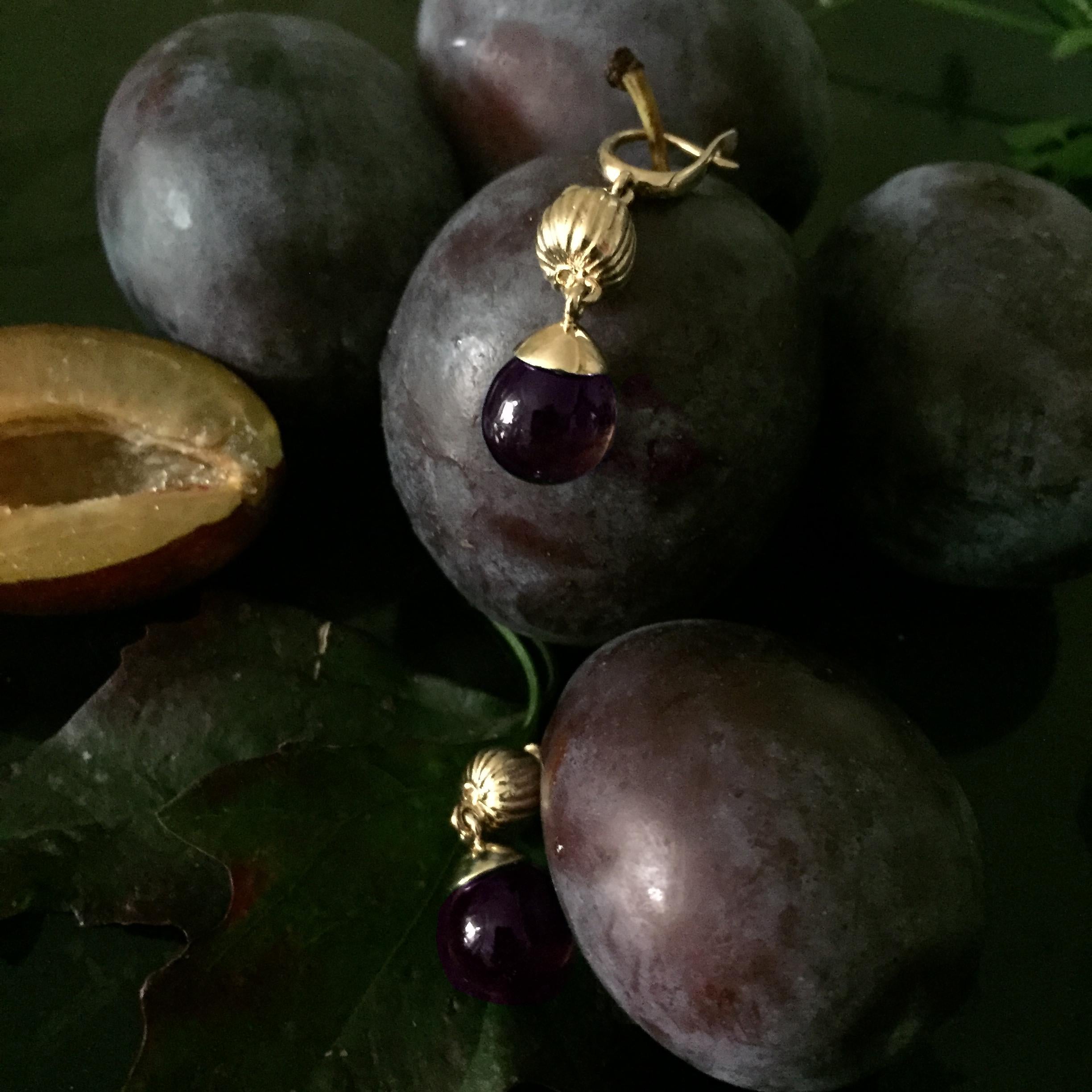 Ces boucles d'oreilles cocktail Fig Fruits en or jaune 14 carats présentent des gouttes d'améthyste cabochon qui laissent passer la lumière. Ils ont fait l'objet d'un article dans Vogue UA.

La combinaison du motif du fruit bien-aimé, de l'or