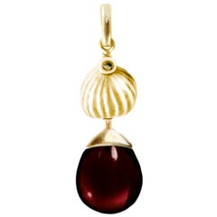 Ciondolo per collana di fichi in oro giallo con granato disegnato dall'artista