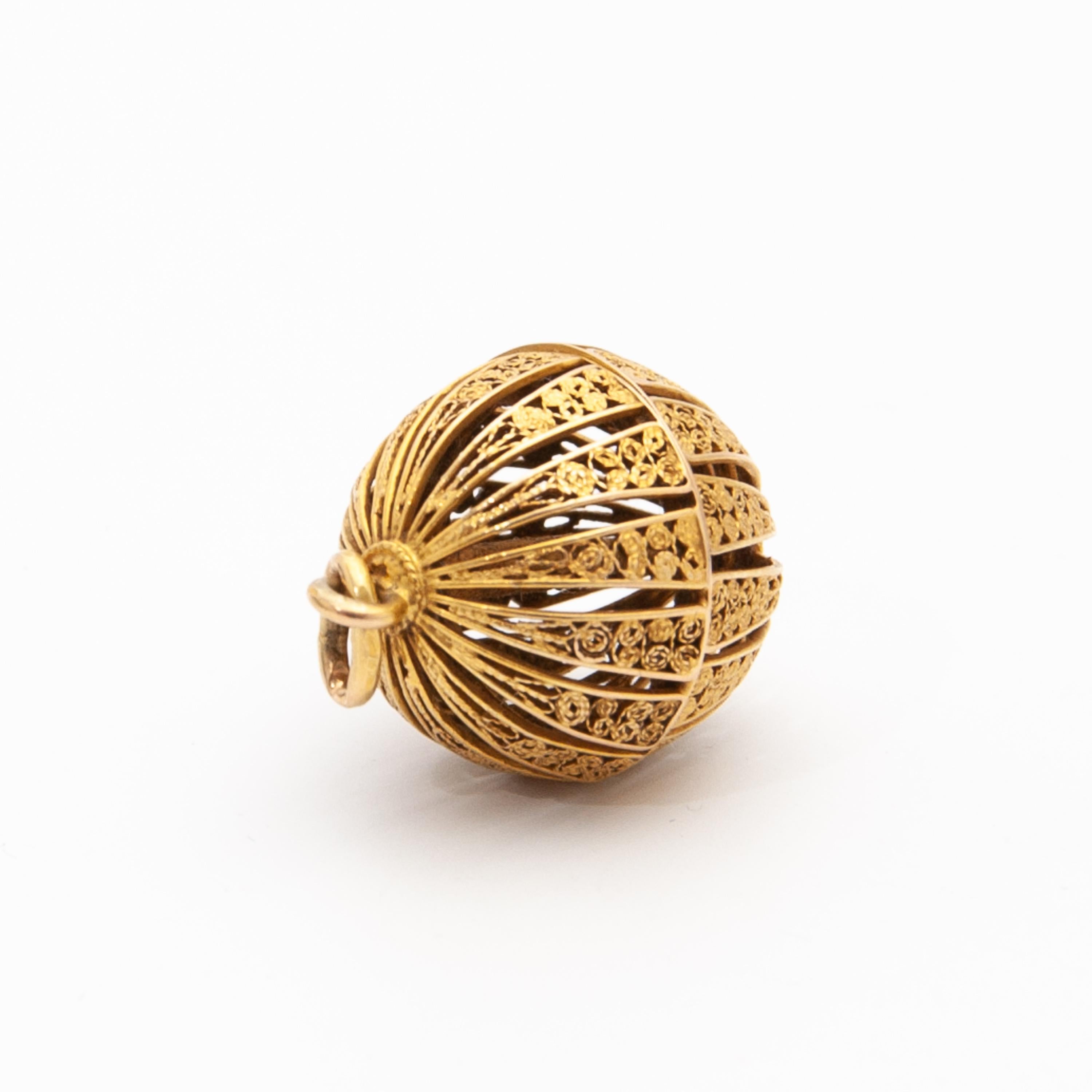 Ciondolo a forma di pomander in filigrana d'oro 14K con profumo e vinaigrette in vendita 3