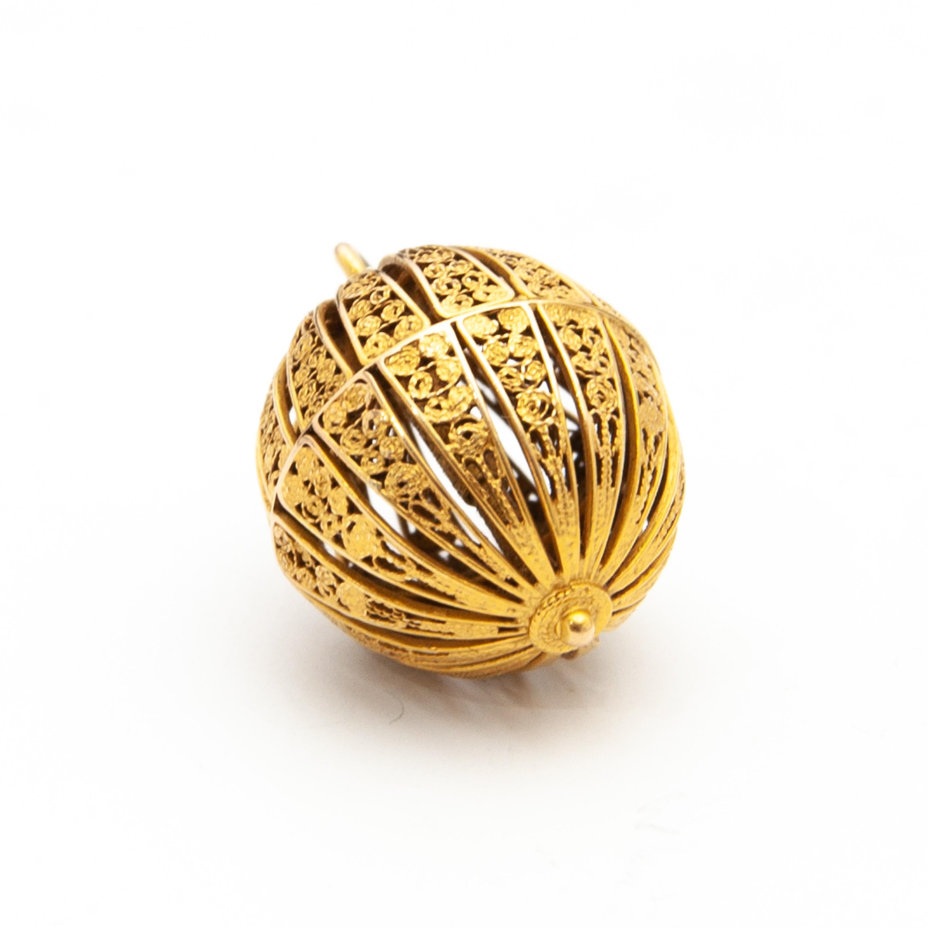 14K Gold Filigree Pomander Perfume Vinaigrette Pendant For Sale 2