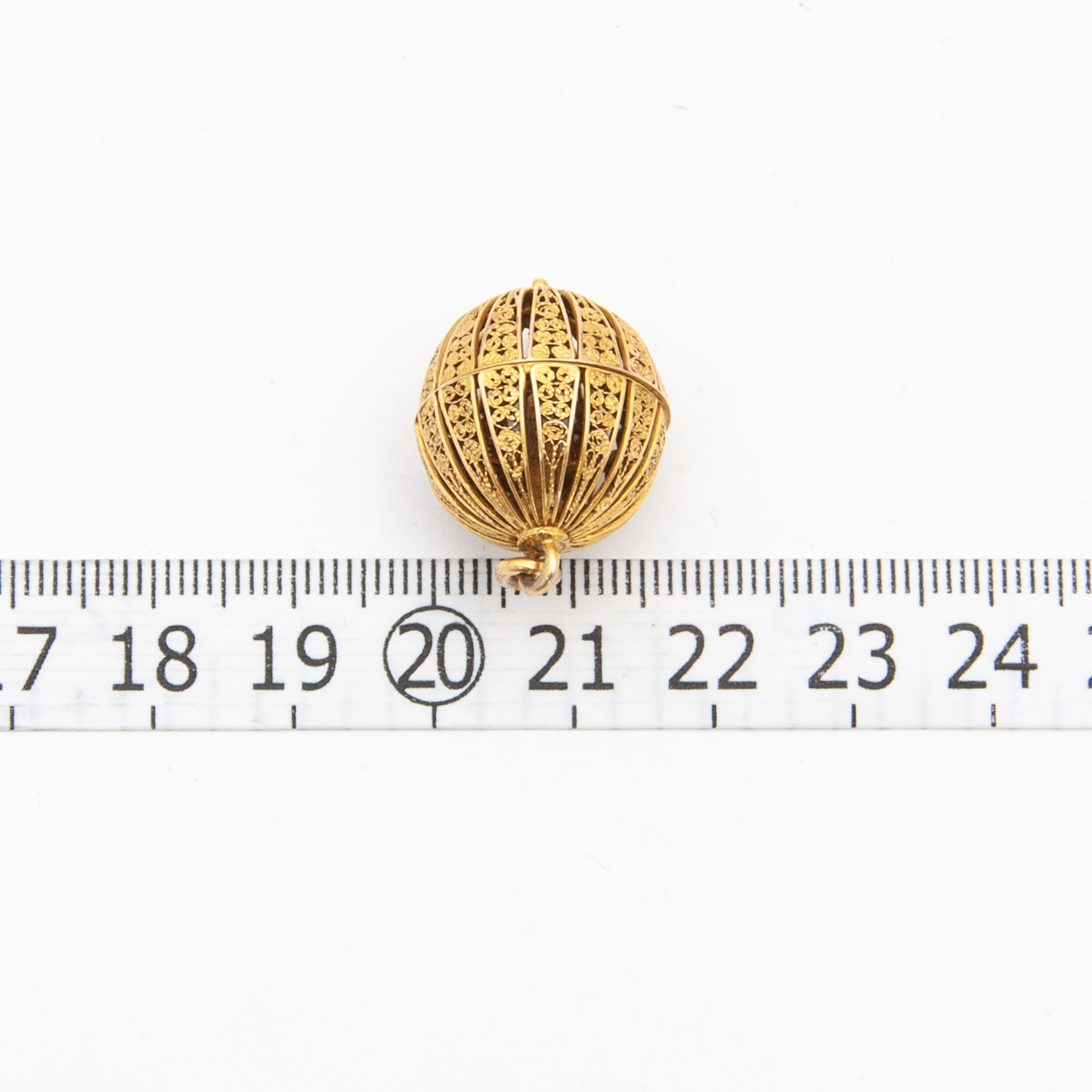Ciondolo a forma di pomander in filigrana d'oro 14K con profumo e vinaigrette in vendita 5
