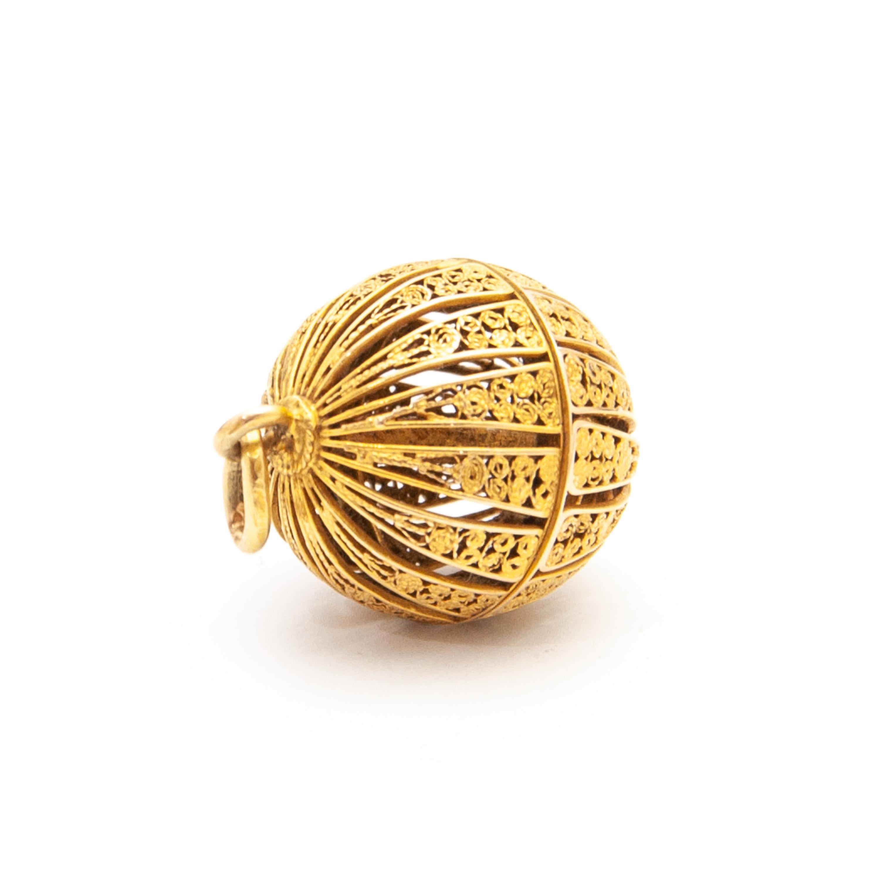 Ciondolo a forma di pomander in filigrana d'oro 14K con profumo e vinaigrette In condizioni buone in vendita a Rotterdam, NL