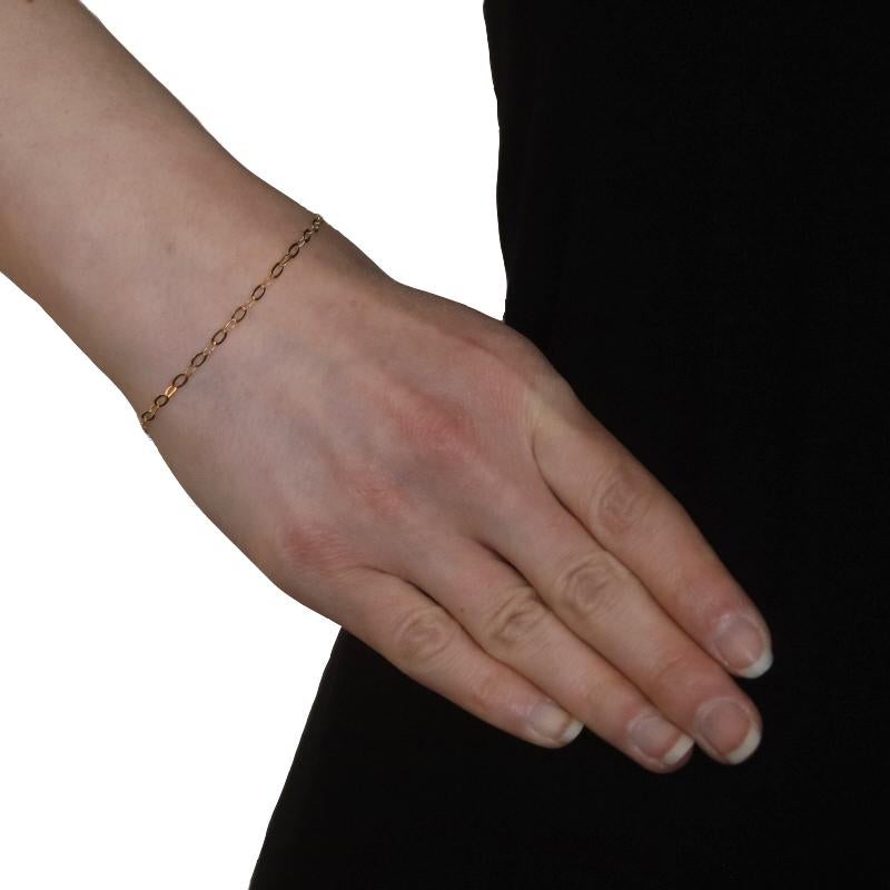 Contenu du métal : Or jaune 18k

Style de chaîne : Câble plat
Style de bracelet : Chaîne
Type de fermeture : Fermoir à anneau à ressort

Mesures

Longueur : 6 3/4