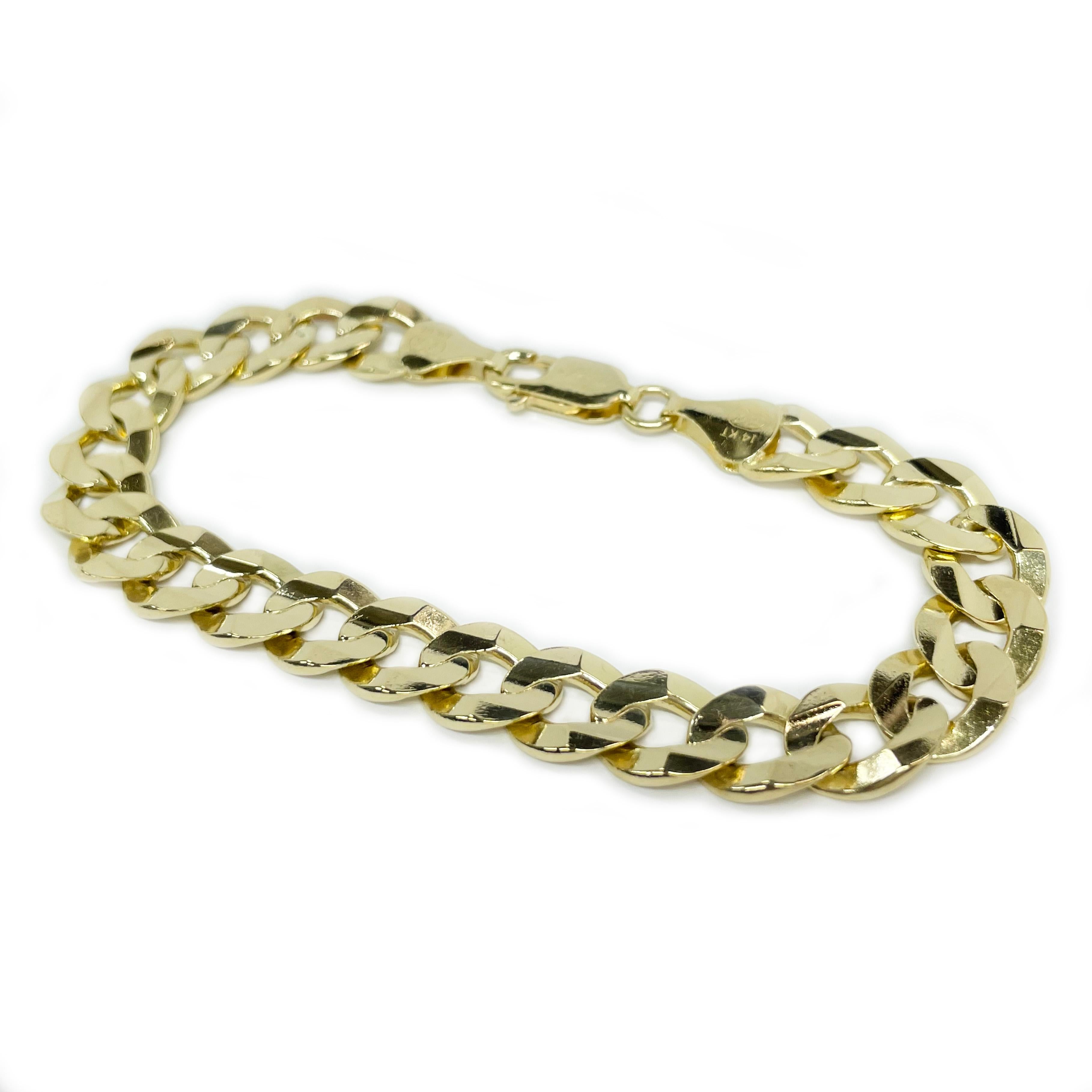 Bracelet à maillons plats en or jaune 14 carats. Ce bracelet se compose de maillons plats et d'un fermoir à mousqueton. Le haut et le bas des maillons du bracelet présentent une finition lisse et brillante. Le bracelet mesure 9,8 mm de large et 8