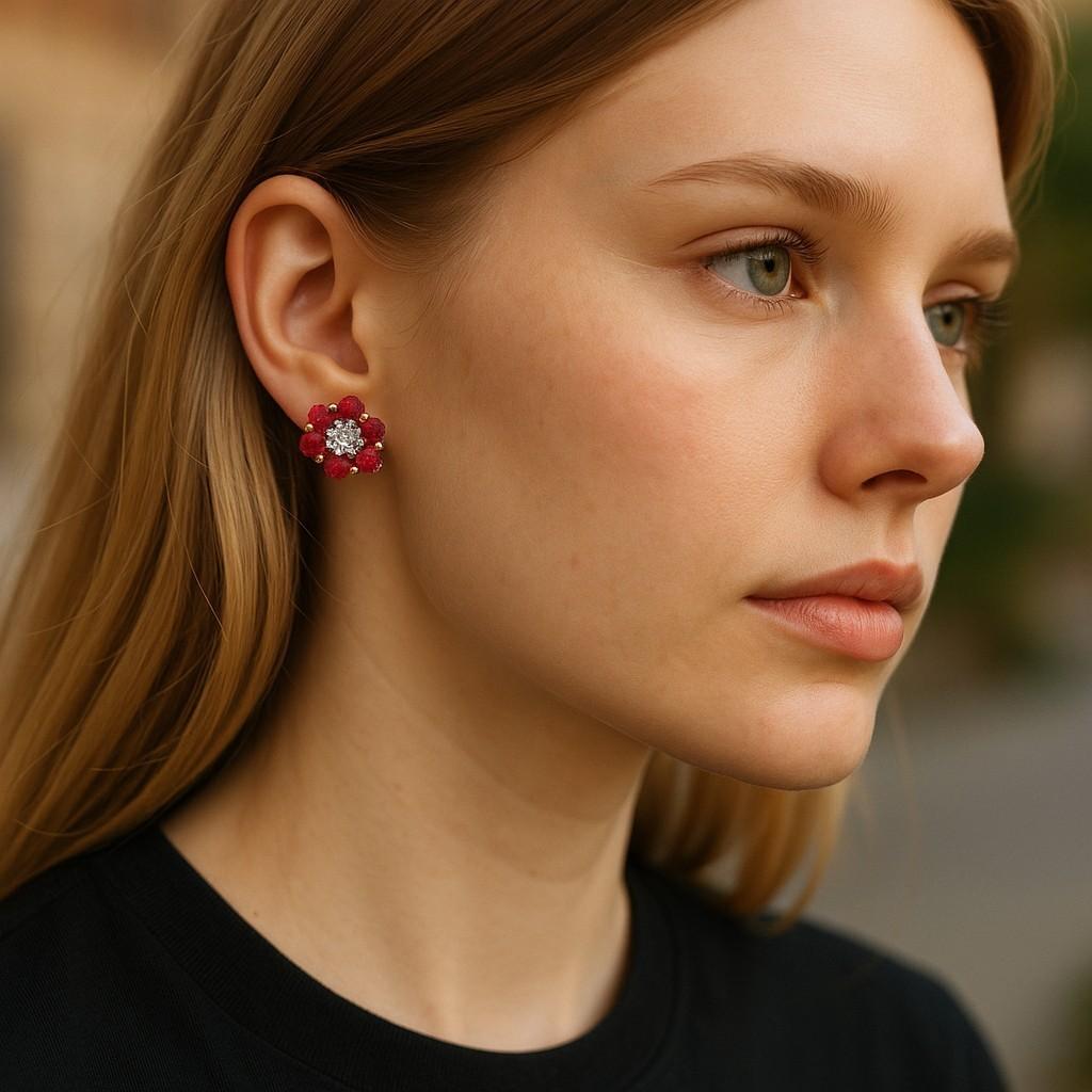 Ti presentiamo i nostri squisiti orecchini in oro giallo 14 carati in stile floreale, impreziositi dalle migliori pietre preziose per elevare la tua eleganza e il tuo stile. Realizzati con una meticolosa attenzione ai dettagli, questi orecchini sono