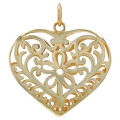 Ciondolo a forma di cuore con volute floreali in oro giallo - 14k Love Italy