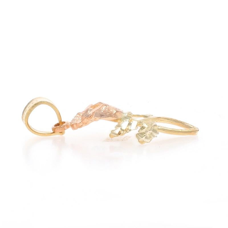 Yellow Gold Flower Blossom Pendant - 14k en Excelente estado para la venta en Greensboro, NC