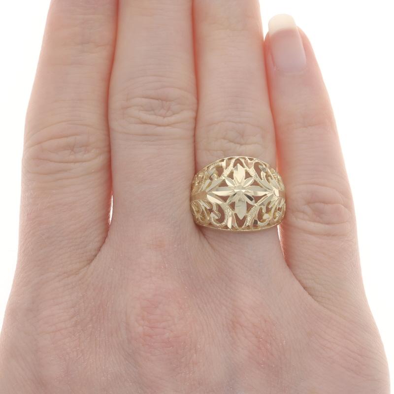 Anneau en or jaune avec dôme en forme de fleur et de fougère - 14k Excellent état - En vente à Greensboro, NC