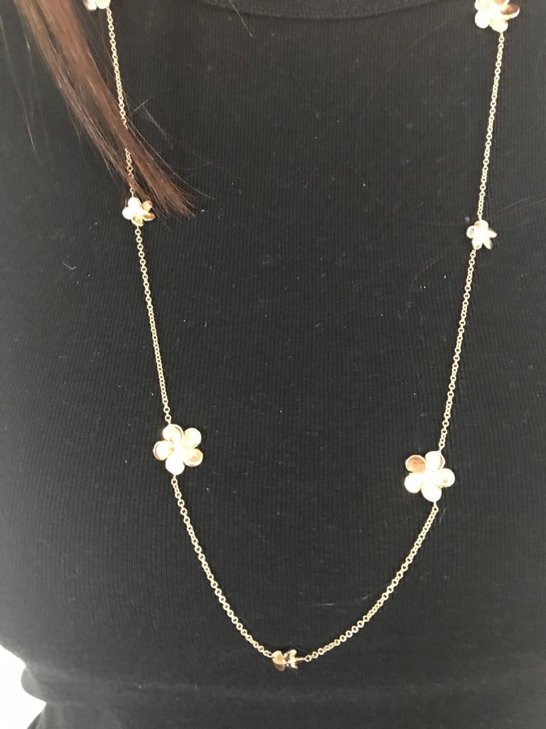 14K Yellow gold necklace set with big and small alternating flower pendants. The total weight is 0.30 carats. The stones are G-H color. The clarity of the stones are SI1-SI2.