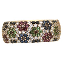 Bague en or jaune pavée de fleurs, sertie de diamants, saphir, rubis et péridots