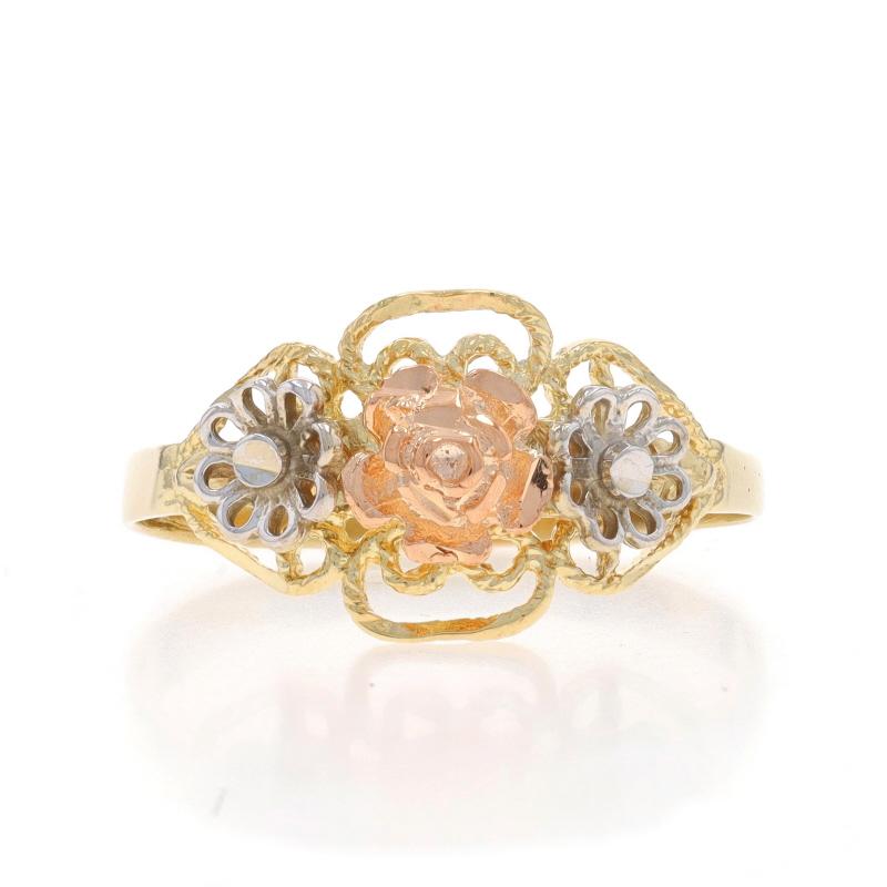 Taille : 10 1/4
Frais de taille : Up&Up 3 tailles pour $35 ou Down 2 tailles pour $35

Contenu en métal : Or jaune 14k, or rose 14k et or blanc 14k

Style : Déclaration
Thème : Trio de fleurs, botanique
Caractéristiques : Décor