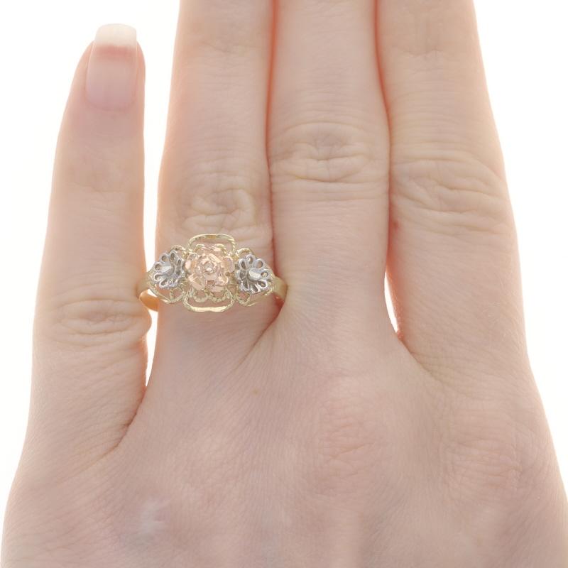 Bague en or jaune avec trois fleurs - 14k Botanical Excellent état - En vente à Greensboro, NC