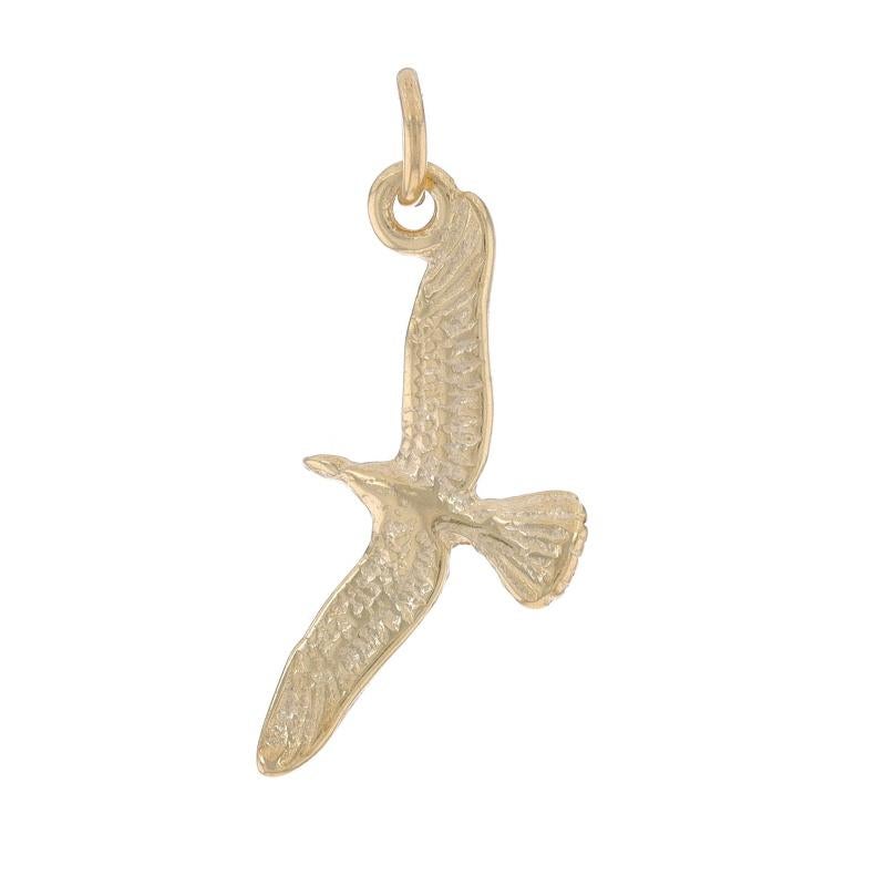 Metallgehalt: 14k Gelbgold

Thema: Fliegende Möwe, Vogel, Strand Meeresküste
Merkmale: Geätzte Detaillierung

Messungen

Höhe (vom stationären Bügel): 15/16