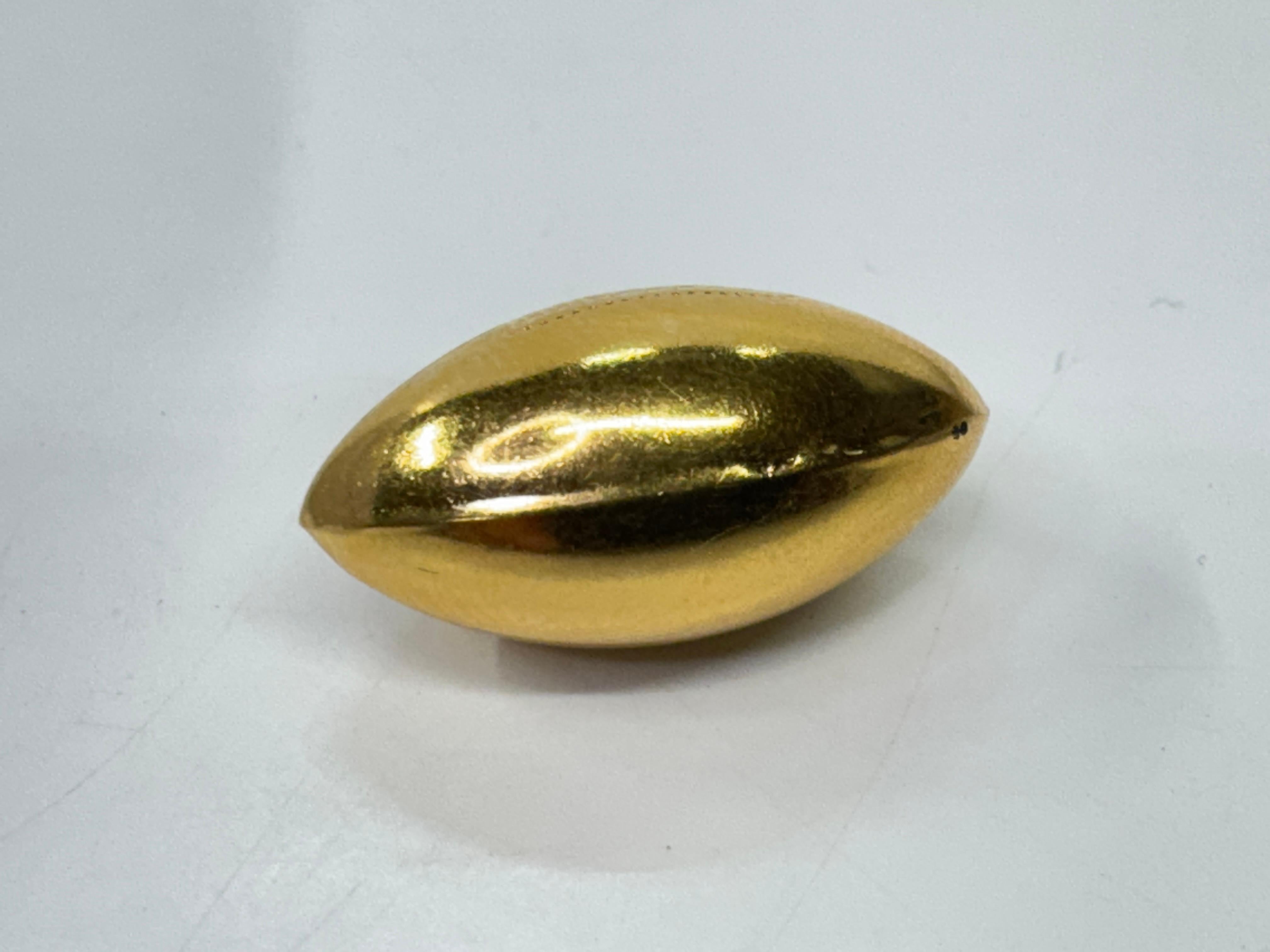 Ciondolo a forma di pallone in oro giallo in vendita 2