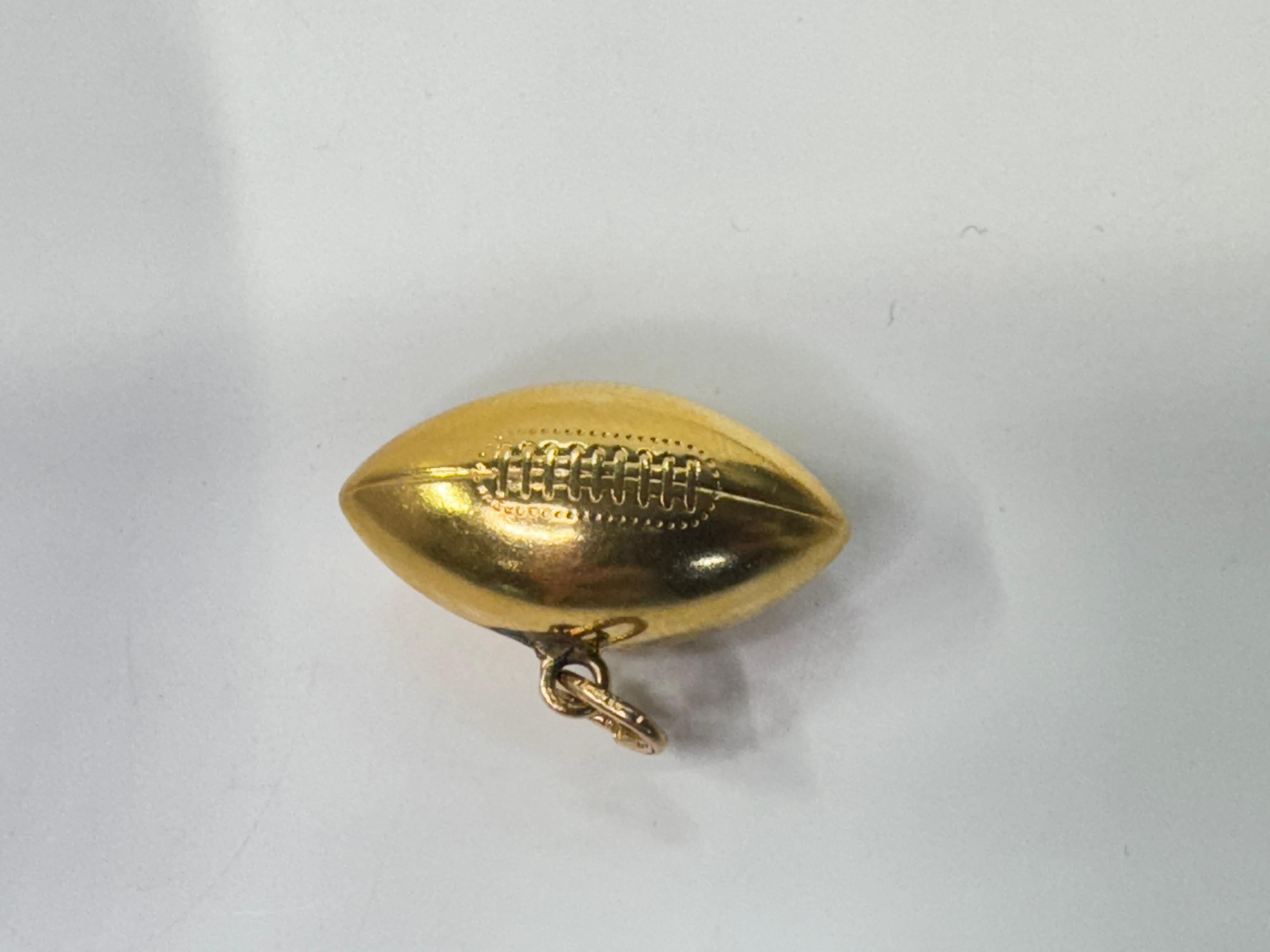 Ciondolo a forma di pallone in oro giallo in vendita 3