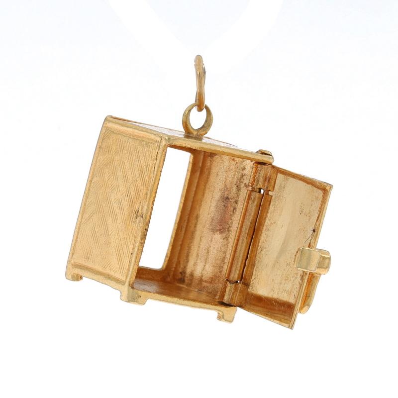 Contenu du métal : Or jaune 14k

Thème : Coffre-fort à poser, Sécurité des objets de valeur
Caractéristiques : Détails texturés, ouverture de la porte

Mesures
Hauteur (à partir de l'attache fixe) : 11/16