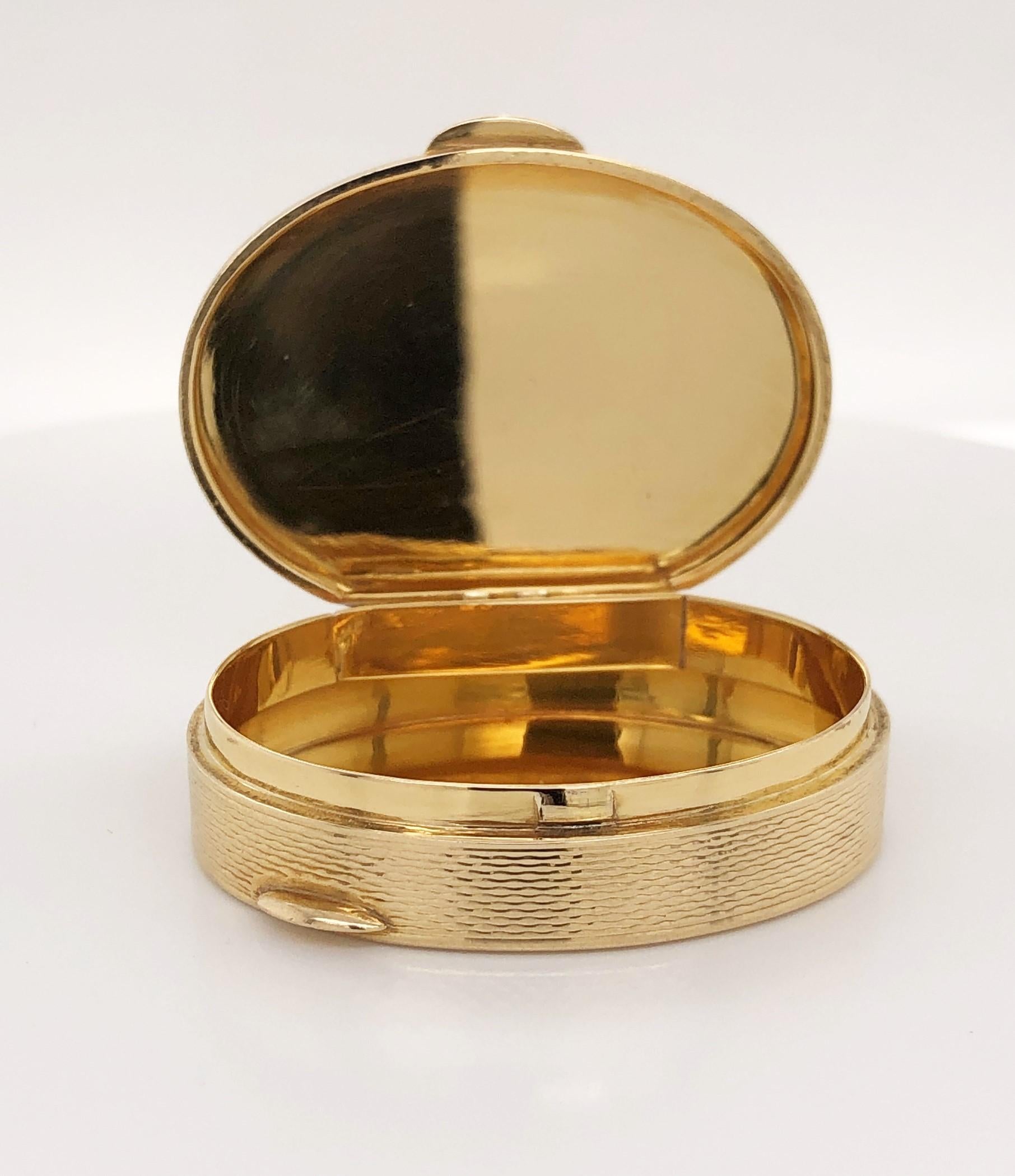 Boîte à pilules ovale en or jaune 18 carats Excellent état - En vente à Mount Kisco, NY