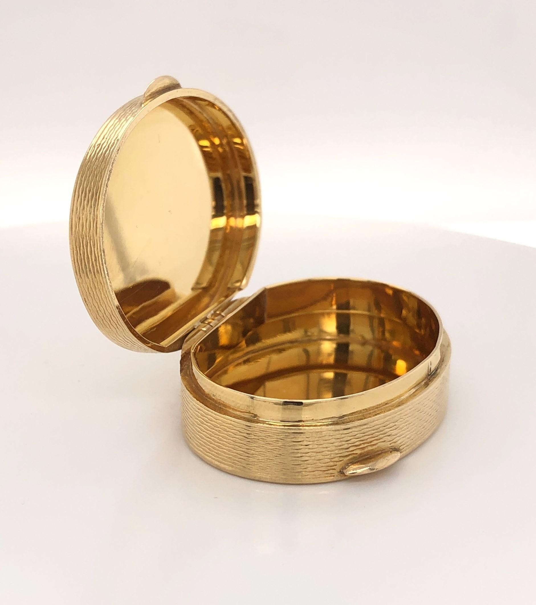 Ovale Pillbox aus 18 Karat Gelbgold für Damen oder Herren im Angebot