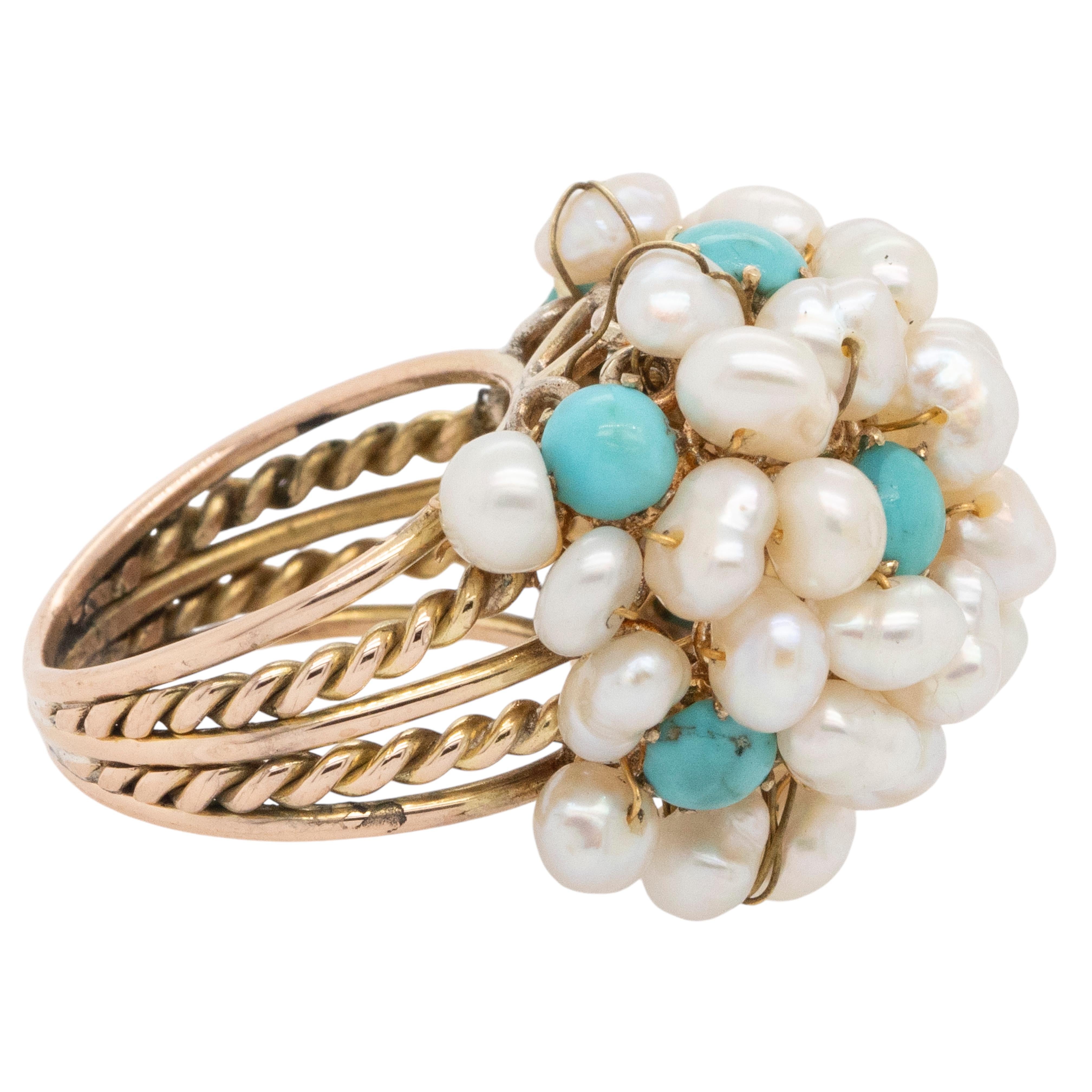 Dieser bezaubernde Ring aus 14-karätigem Gelbgold besticht durch die Kombination aus einer leuchtenden Süßwasserperle und einem lebhaften Türkis, die ihm einen zeitlosen und eleganten Look verleihen. Der Ring in Größe 4 wiegt 8,9 Gramm und bietet