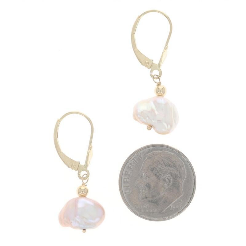 Boucles d'oreilles pendantes en or jaune avec perles d'eau douce 14k percées Excellent état - En vente à Greensboro, NC