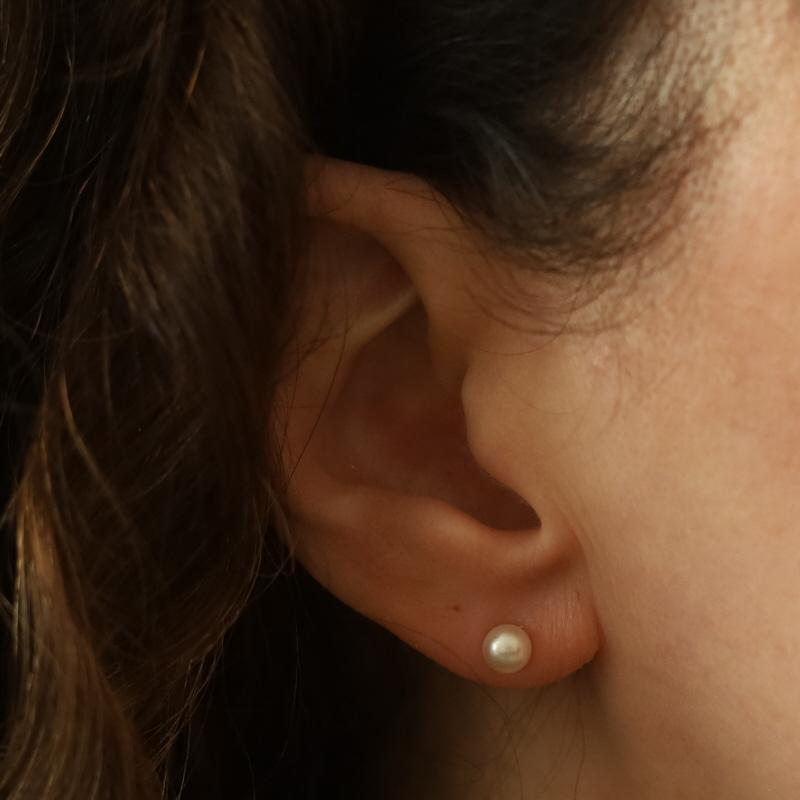 Metal Content: 14k Yellow Gold

Stone Information

Freshwater Pearls
Diameter: 5mm - 5.5mm

Style: Stud
Fastening Type: Butterfly Closures
Theme: Solitaire, Round

Measurements

Tall: 7/32