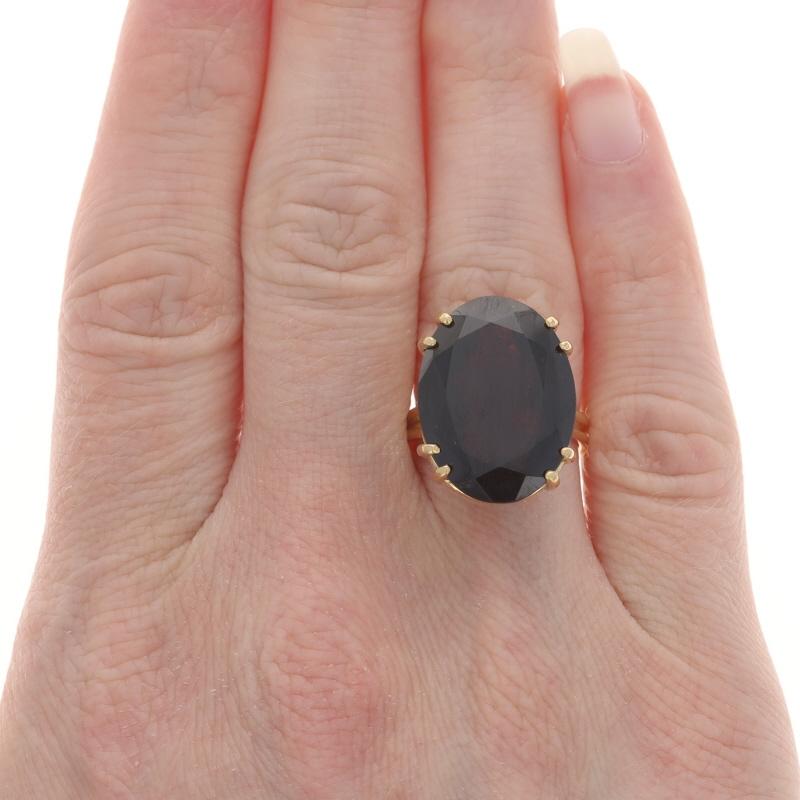 Taille ovale Bague solitaire cocktail ovale en or jaune 18 carats, 17,50 carats, Italie en vente
