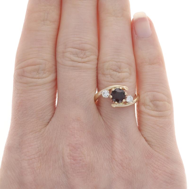 Taille ronde Bague de dérivation en or jaune avec grenat et diamants - 14 carats ronds 1,20 ctw en vente