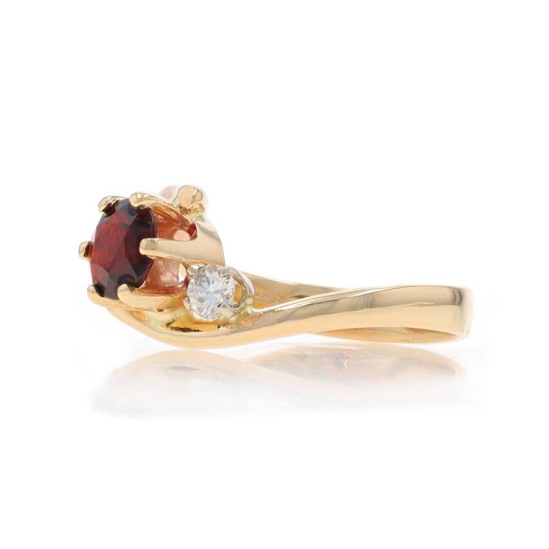 Bague de dérivation en or jaune avec grenat et diamants - 14 carats ronds 1,20 ctw Excellent état - En vente à Greensboro, NC