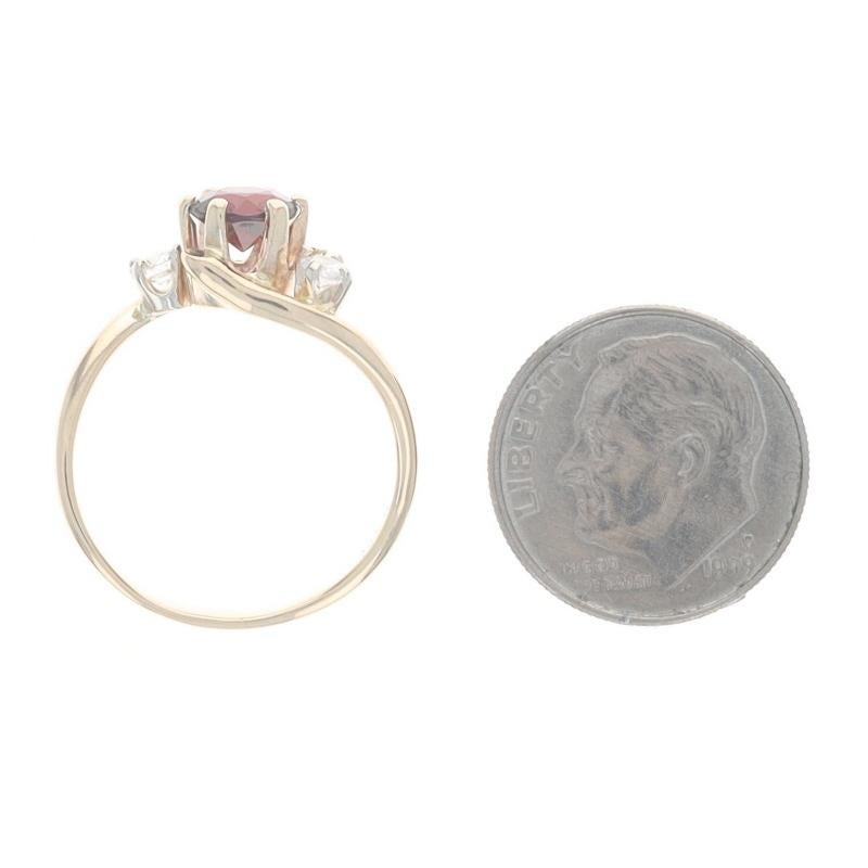 Bague de dérivation en or jaune avec grenat et diamants - 14 carats ronds 1,20 ctw en vente 1