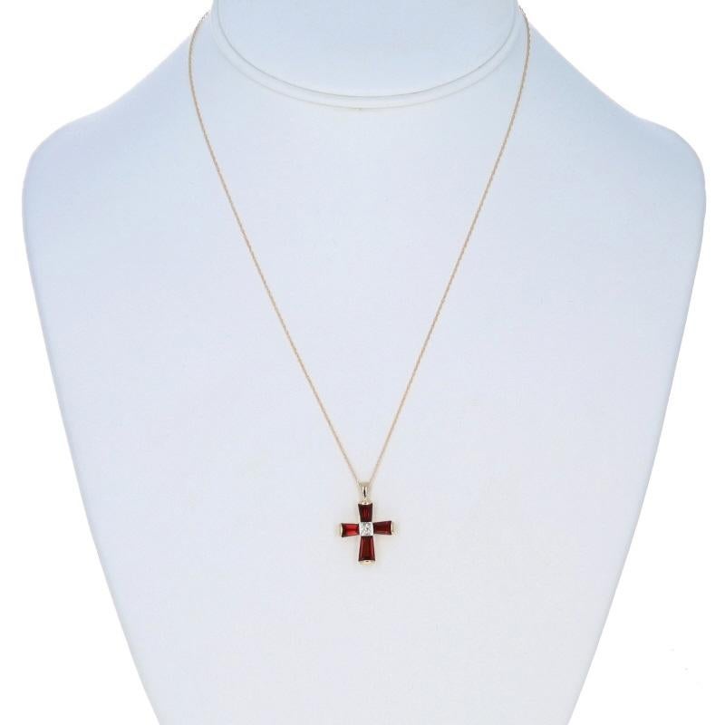Taille ronde Collier croix en or jaune grenat diamant 17