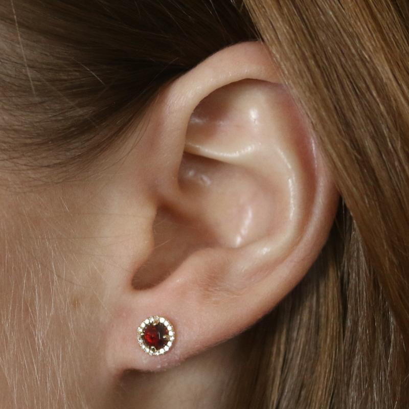 Boucles d'oreilles en or jaune grenat et diamant - 14k Round Rose .48ctw Pierced Excellent état - En vente à Greensboro, NC